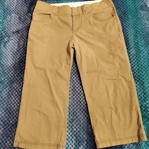 Lucy - khaki capri's